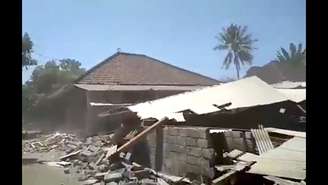 Escombros em Lombok, na Indonésia, depois do terremoto deste domingo, 19 