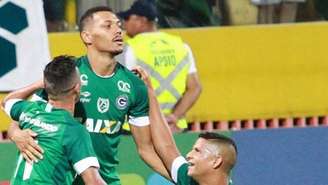 Jogadores do Goiás comemoram gol na vitória sobre o São Bento