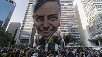 Para Jair Bolsonaro, o desafio é manter a liderança nas eleições para Presidência sem estar fisicamente nas ruas