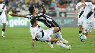Lance em que Ramon puxa o ombro de Kieza. O árbitro não viu falta (Rodrigo Soares Pires/AM Press & Images)