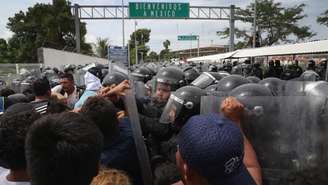 Próximo à placa de boas vindas, um forte contingente policial impedia a entrada dos migrantes