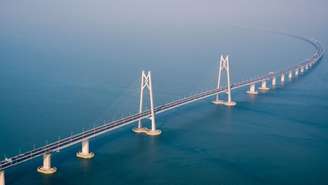 A ponte conecta as três principais cidades costeiras no sul da China - Hong Kong, Macau e Zhuhai - e será aberta ao trânsito nesta quarta