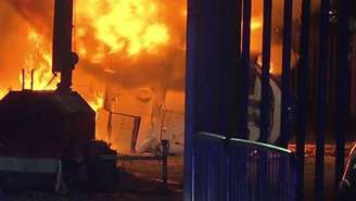 Helicóptero em chamas nos arredores do estádio do Leicester (Foto: Reprodução / Twitter)