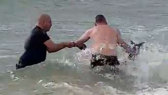 Policiais Russo e Tonkin entraram na água rapidamente quando notaram que canguru se afogava