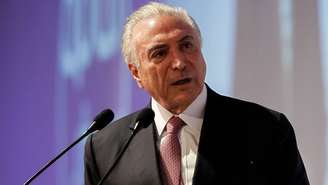 O presidente Michel Temer parabenizou Bolsonaro pela vitória por telefone na noite de domingo