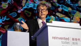 Bill Gates usou um béquer cheio de fezes para chamar atenção para bactérias e doenças relacionadas ao saneamento