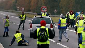 Um carro avança sobre um grupo de 'coletes amarelos', os manifestantes franceses que estão paralisando vias contra aumento do preço do diesel na França