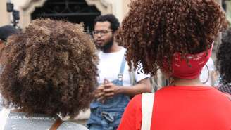 Grupo acompanha roteiro turístico pelo centro de São Paulo que recupera a história negra na região