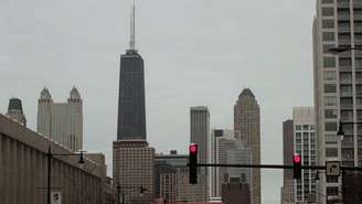O prédio (no centro da foto, com a antena) é o 4º mais alto de Chicago