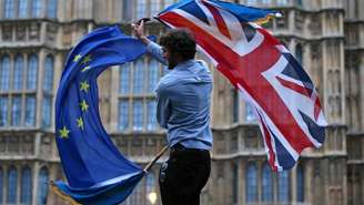 A União Europeia e o Reino Unido acabam de assinar um acordo que prevê os termos da saída dos britânicos do bloco regional