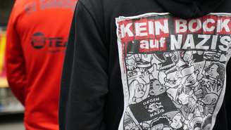 'Fartos de nazistas': camisa expõe reação de moradores de pequena a seus novos visitantes