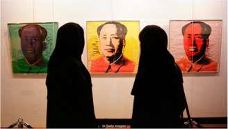 Visitantes observam retrato de Mao Tse-tung, de Andy Warhol, no TMoCA