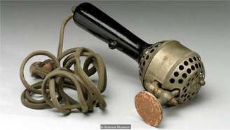 Rachel Maines argumentou que vibradores mecânicos como este, datado de 1909, foram usados para curar mulheres da histeria