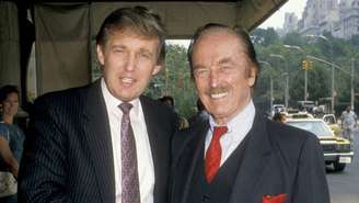 Donald Trump e Fred Trump em 1988; filho diz ter herdado estilo de negócios do pai; uma reportagem alega que ele herdou também uma fortuna multimilionária