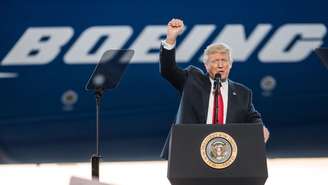 Donald Trump visitou a fábrica da Boeing na Carolina do Sul pouco depois de assumir o cargo de presidente dos EUA