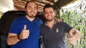 Filipe Martins (à dir.) com Carlos Bolsonaro; jovem assessor da Presidência conhece Olavo há mais de uma década