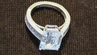 Um diamante de 8,9 quilates adorna o anel