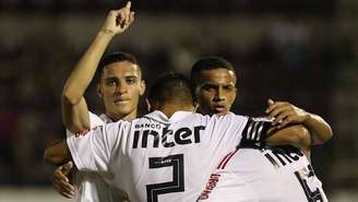 Jogadores do São Paulo comemoram gol na vitória sobre o Mirassol