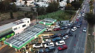 Mexicanos fazem filas demoradas em postos de gasolina