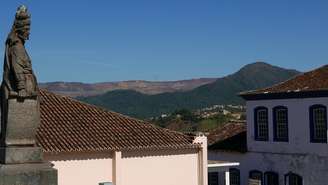 Congonhas com a barragem da CSN ao fundo; 'acordo assustada e tenho pesadelos' com a possibilidade de rompimento, diz moradora