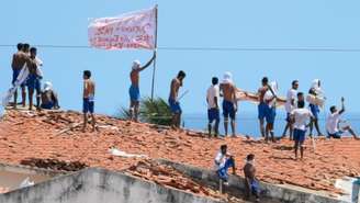 Presos rebelados na cadeia de Alcaçuz (RN), em janeiro de 2017