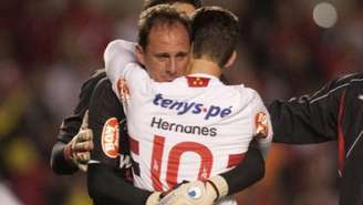 Hernanes e Ceni choraram abraçados após eliminação em 2010 - FOTO: Divulgação
