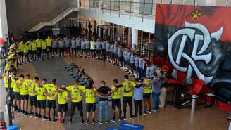 Jogadores do Flamengo fazem oração antes do treino de sábado