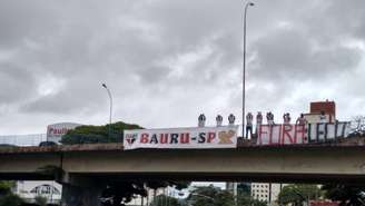 Faixa contra Leco, presidente do São Paulo FC, é estendida em Bauru, no interior de São Paulo