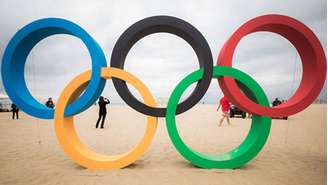 Aros olímpicos em Copacabana, à época da Rio-2016.