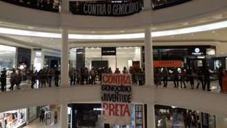 Manifestação dentro do Shopping Pátio Higienópolis