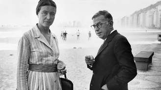 Beauvoir e Sartre na praia de Copacabana, no Rio; segundo escritora, eles eram tratados como 'estrelas de cinema'
