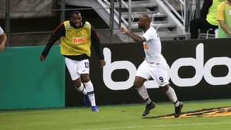Vagner Love comemora segundo gol do Corinthians (Foto: LC Moreira/Lancepress!)