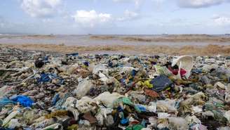 O lixo plástico flutua pelos oceanos, ameaça a vida marinha e polui cada vez mais as praias
