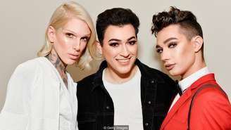 Jeffree Starr, Manny Gutierrez e James Charles durante o lançamento da KKW Beauty, linha de cosméticos de Kim Kardashian West