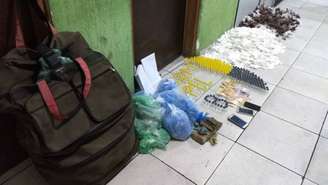  Polícia Militar aprendeu mala abandona com cocaína, crack, maconha, lança perfume, celulares e dinheiro