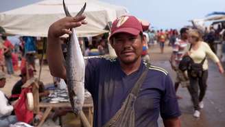 Centenas de pessoas vão ao mercado de Los Cocos de Puerto La Cruz para trocar produtos por peixes