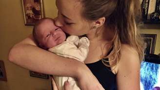 Klara Dollan com a filha Amelia; ela só descobriu que estava grávida quando estava em trabalho de parto