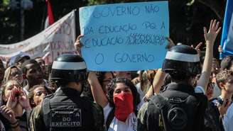 Estudantes convocaram manifestação em 13 capitais contra cortes do governo na área de educação