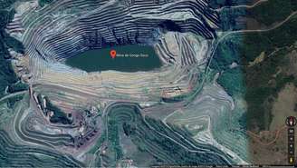 Reprodução de imagem de satélite da mina de Gongo Soco, perto de talude que apresenta deformação e pode impactar barragem a 1,5 km