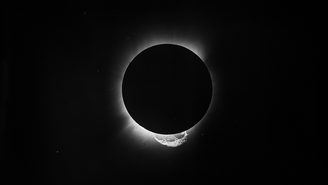 O eclipse total do Sol, fotografado no Ceará, permitiu que cientistas britânicos confirmassem as previsões do jovem alemão Albert Einstein sobre como a luz se comporta em relação à gravidade