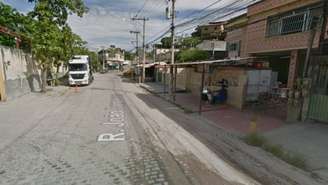 Criminosos passaram atirando em pessoas que estavam reunidas em um bar na Rua João Damasceno, no bairro Porto Velho, em São Gonçalo (RJ)