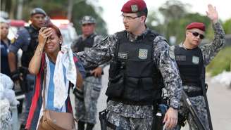 Policial consola parente de preso em presídio de Manaus; para socióloga, sociedade não tem empatia pela população carcerária