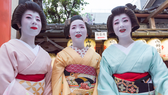 As figuras de gueisha e maiko são parte da herança cultural de Gion, em Quioto