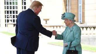 Trump cumprimenta a rainha Elizabeth 2ª ao chegar ao Reino Unido; países têm a chamada 'relação especial', mas temas recentes podem gerar choque na política bilateral