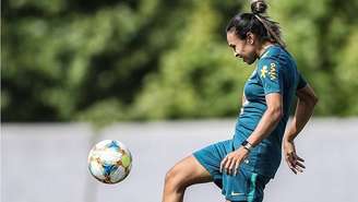 Após tratar lesão por 11 dias, Marta voltou a treinar no campo mas não se recuperou 100% para estrear na Copa do Mundo.