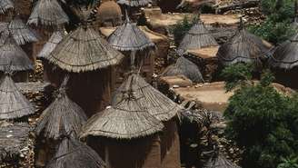 As comunidades do grupo étnico Dogon geralmente seguem um estilo de vida tradicional