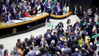 Deputados a favor da reforma agitaram bandeirinhas do Brasil durante a votação