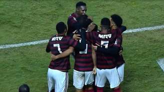 Jogadores do Flamengo comemoram o gol da virada (Foto: Reprodução)
