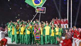 Na cerimônia de abertura, Martine e Kahena eletrizaram público e delegação brasileira com grande festa (Cris BOURONCLE / AFP)