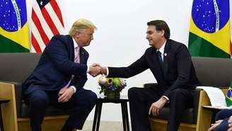 Trump e Bolsonaro se cumprimentam durante encontro em junho; representantes de ambos os países têm dado declarações animadas sobre futuro da relação bilateral